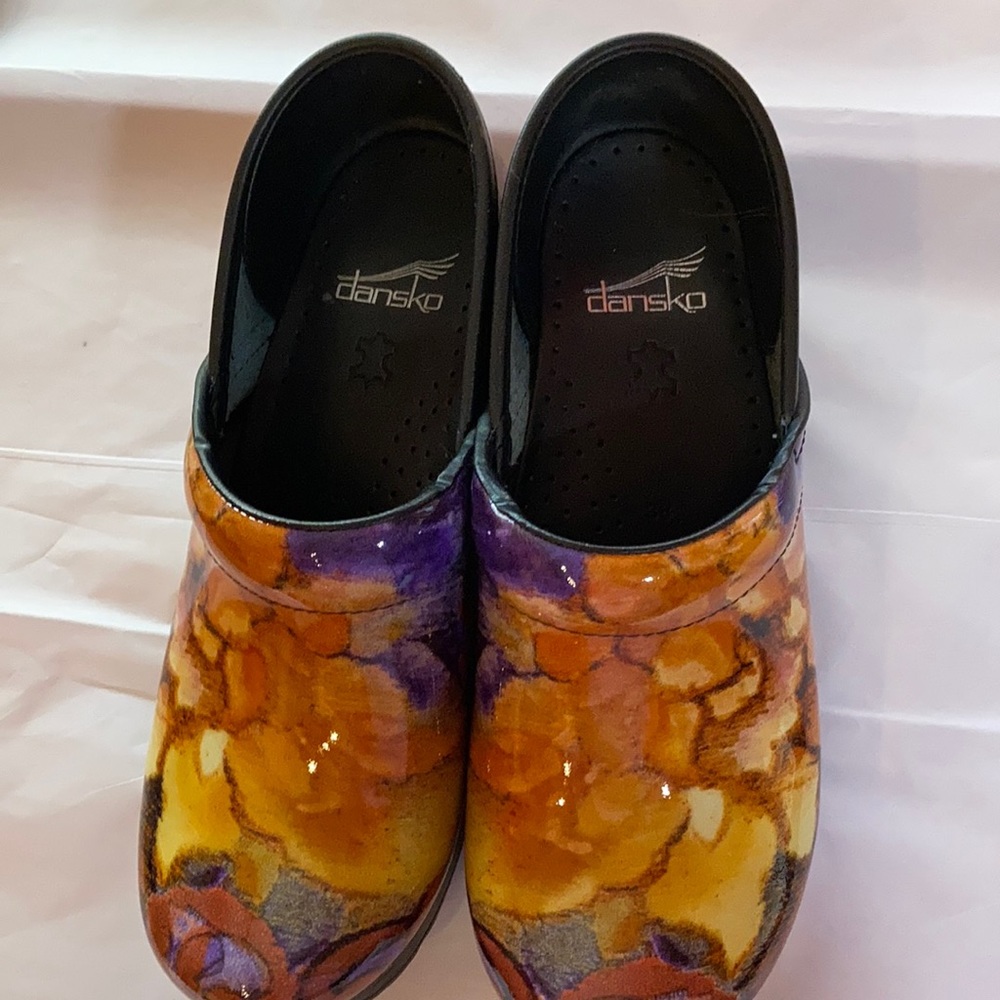 Ladies size EU 38 Dansko Clogs New W/O tags. Autumn colors in Patent Leather.